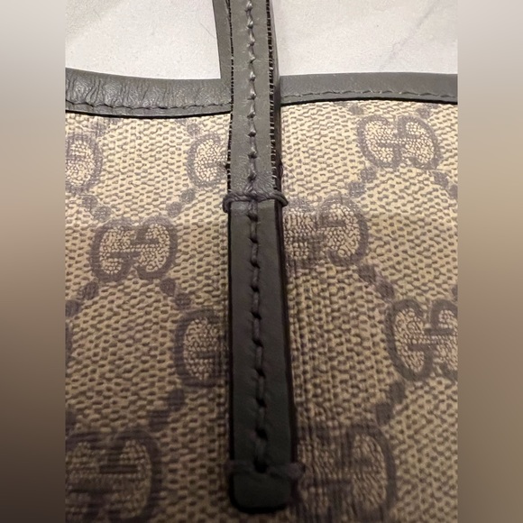 Authentic Gucci shoulder bag in Excellent condition with dust bag and box. - Picture 12 of 15